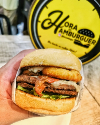 2 Onion Bacon Burguer 2 Hambúrguers, 2 Cebolas empanadas, queijo, bac...