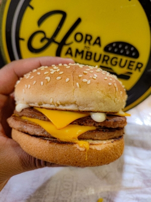 Double Cheddar Pão, 2 Hambúrgueres, 2x Queijo Cheddar e Maione...
