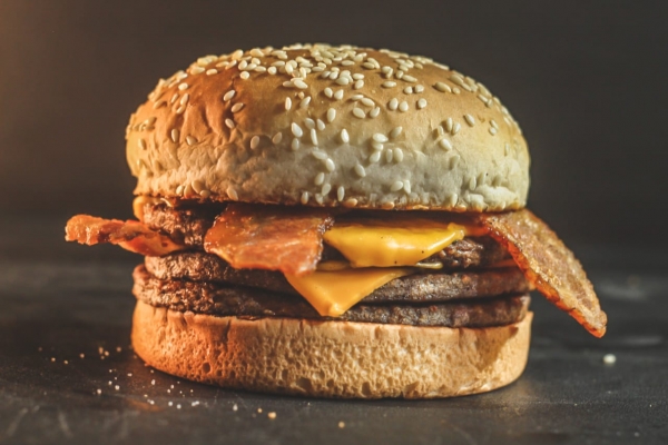 Triplo Cheddar bacon pão, 3 hambúrgueres, 2x cheddar e Bacon